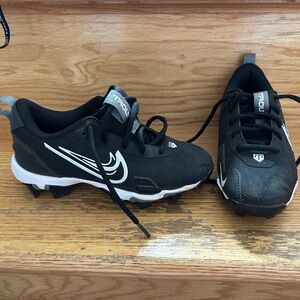 Kids baseball/football cleats sz 1.5